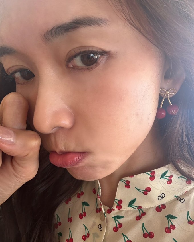 Người đẹp khoe làn da ít son phấn mịn màng, gần như không có dấu hiệu của thời gian.