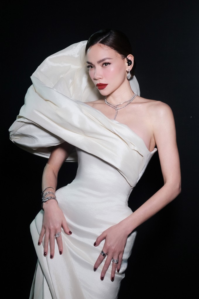 Người đẹp 41 tuổi tô điểm phong cách bằng loạt trang sức Bulgari đắt giá. Ảnh: Phát Mạnh Phan