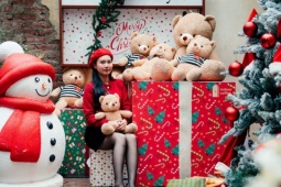 Quán cà phê sân vườn trang trí gấu bông dịp Giáng sinh