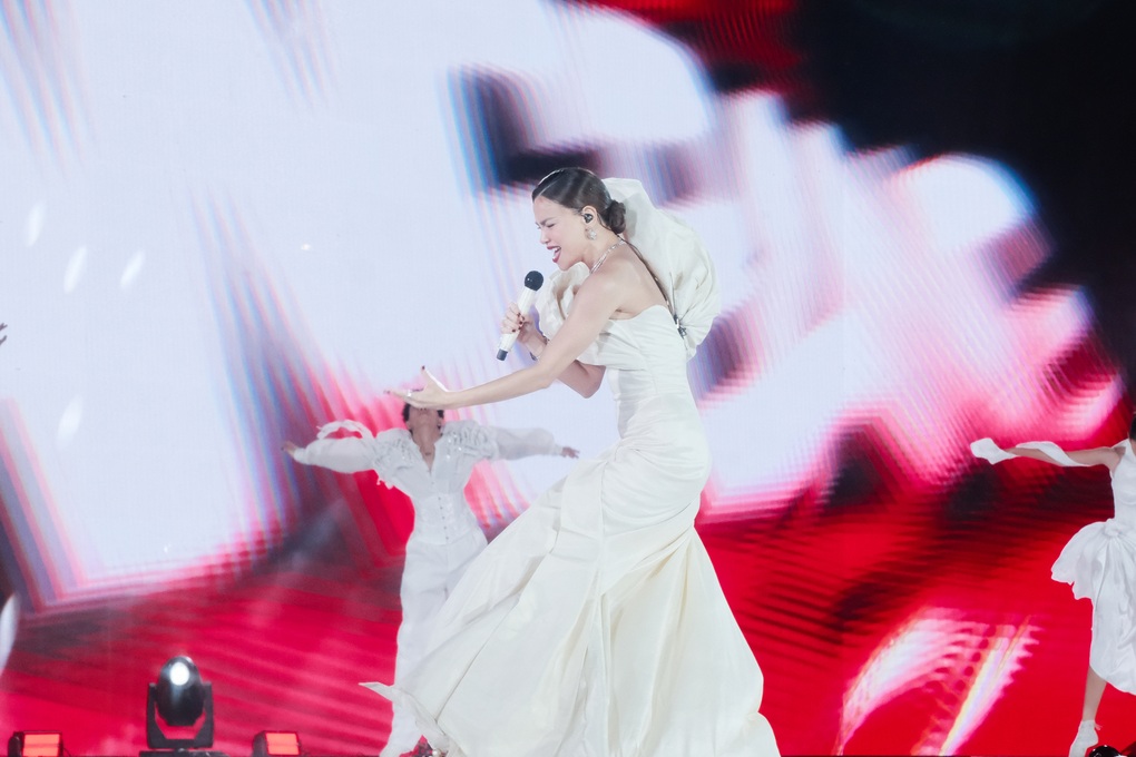 Hồ Ngọc Hà catwalk 10 giây gây sốt, bắn nốt cao ra sao sau sự cố hát oét? - 2