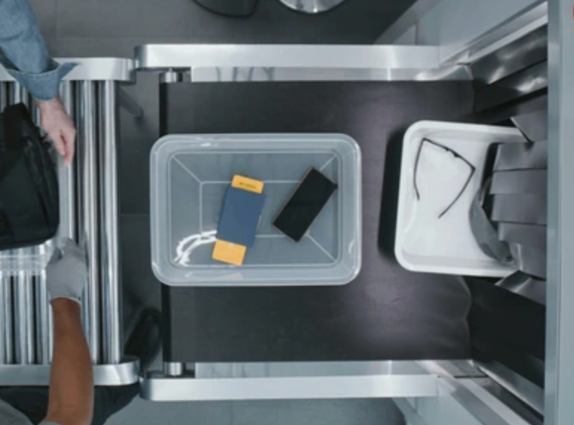 Cảnh báo gấp cho ai còn để CCCD trực tiếp lên khay soi an ninh sân bay- Ảnh 2.