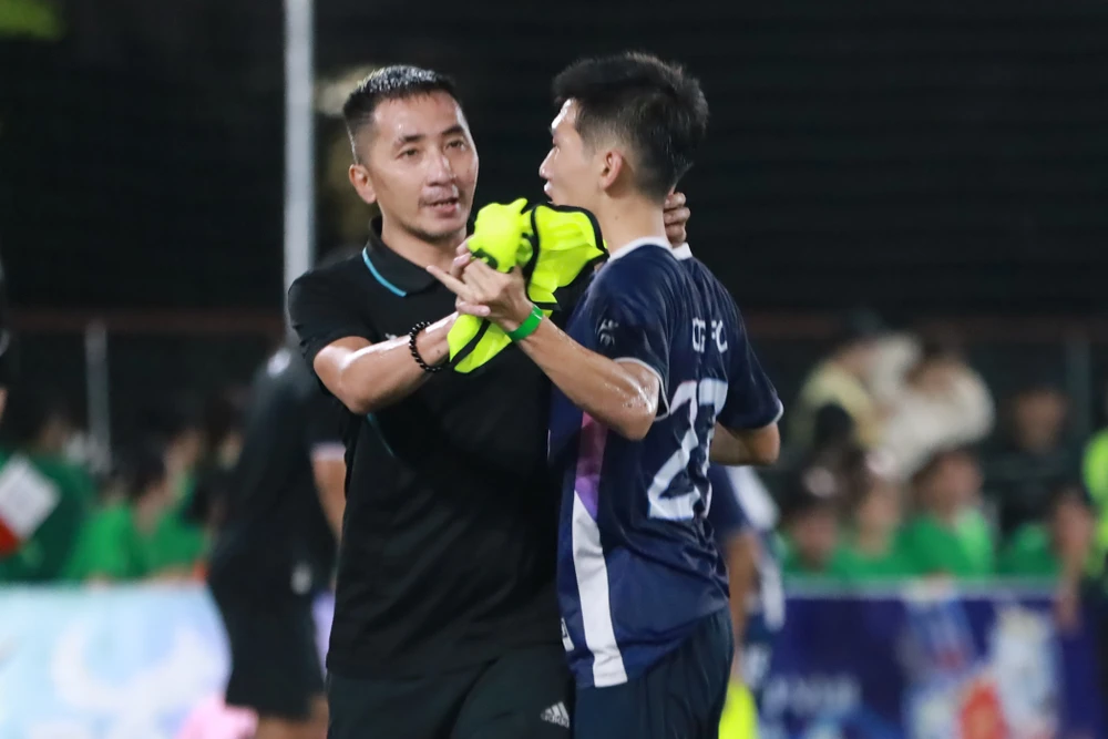 hlv-louis-nguyen-mat-tay-voi-ngoi-vua-ngoan-muc-cua-ctg-binh-dinh (2).jpg