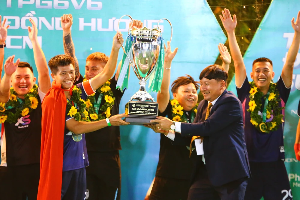 hlv-louis-nguyen-mat-tay-voi-ngoi-vua-ngoan-muc-cua-ctg-binh-dinh (5).jpg