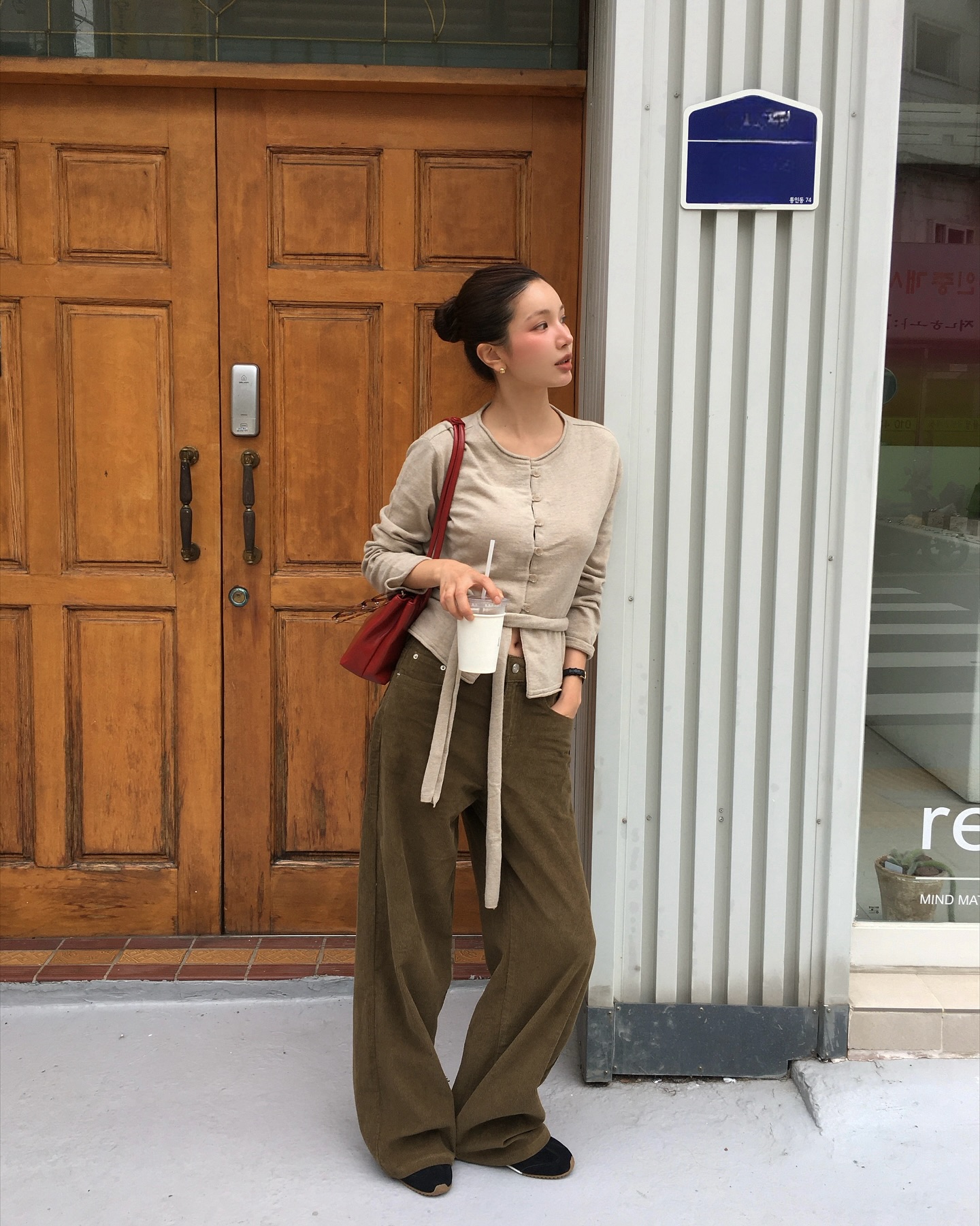 4 công thức mặc áo mỏng dài tay hợp nhất với những ngày không lạnh- Ảnh 9. 4 công thức mặc áo mỏng dài tay hợp nhất với những ngày không lạnh- Ảnh 9.