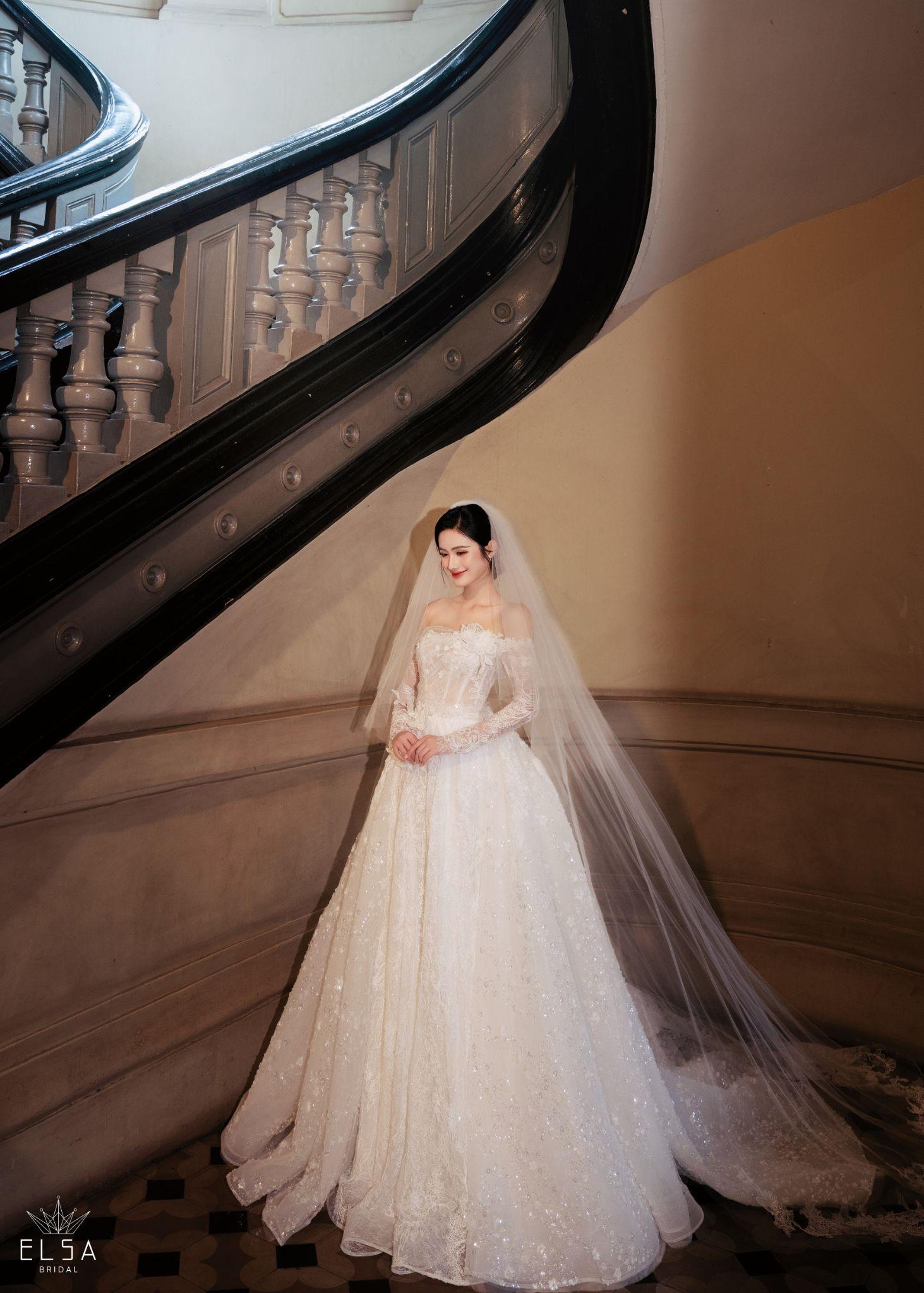 Showroom váy cưới Elsa Bridal có gì đặc biệt mà khiến Hoa hậu Ý Nhi ghé thăm phải thử váy ngay?- Ảnh 5. Showroom váy cưới Elsa Bridal có gì đặc biệt mà khiến Hoa hậu Ý Nhi ghé thăm phải thử váy ngay?- Ảnh 5.