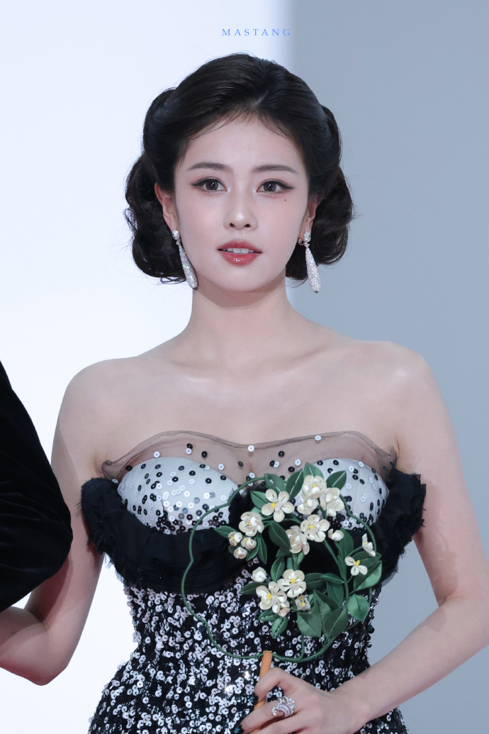 Gái đẹp Cbiz đều ở đây: Triệu Lộ Tư hở bạo so đọ Bạch Lộc, mỹ nữ diện đồ brand Việt 