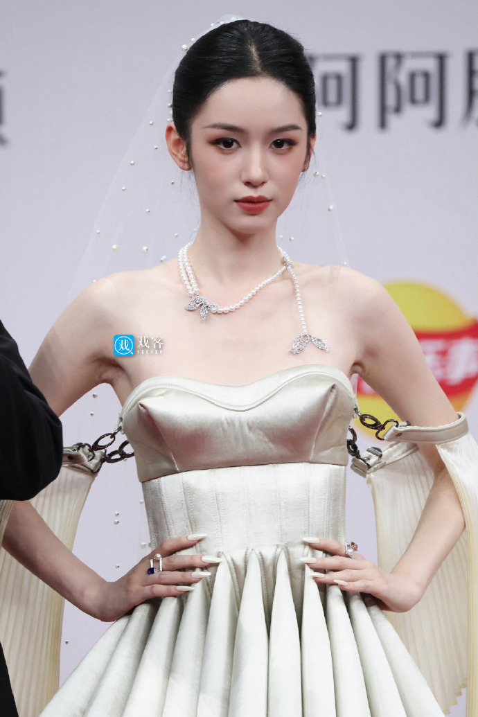 Gái đẹp Cbiz đều ở đây: Triệu Lộ Tư hở bạo so đọ Bạch Lộc, mỹ nữ diện đồ brand Việt 