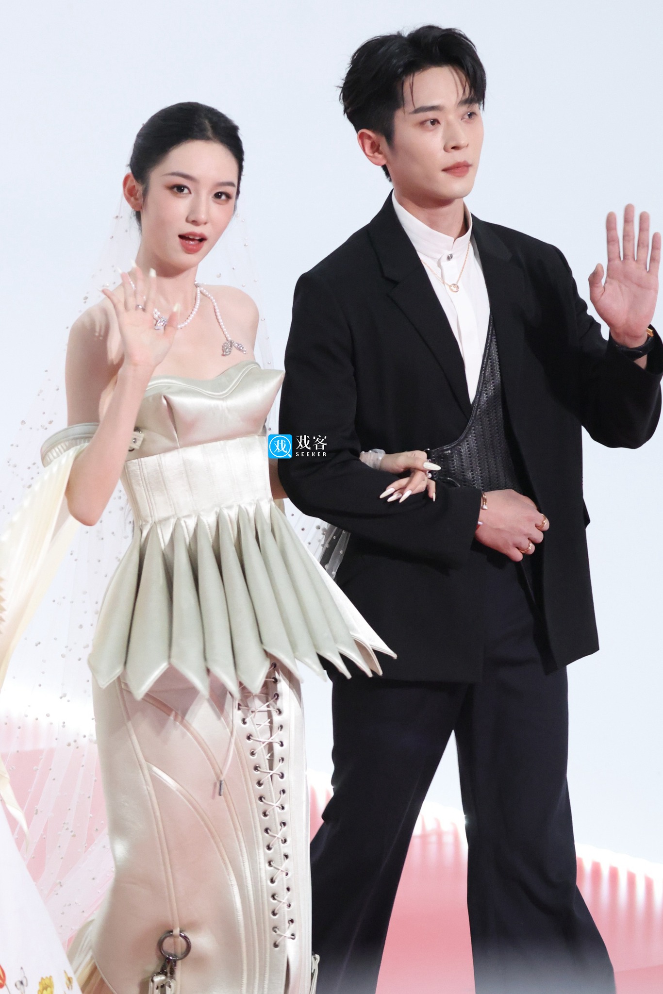 Gái đẹp Cbiz đều ở đây: Triệu Lộ Tư hở bạo so đọ Bạch Lộc, mỹ nữ diện đồ brand Việt 