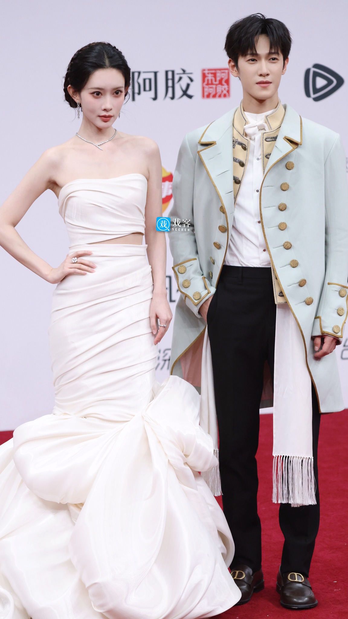 Gái đẹp Cbiz đều ở đây: Triệu Lộ Tư hở bạo so đọ Bạch Lộc, mỹ nữ diện đồ brand Việt 