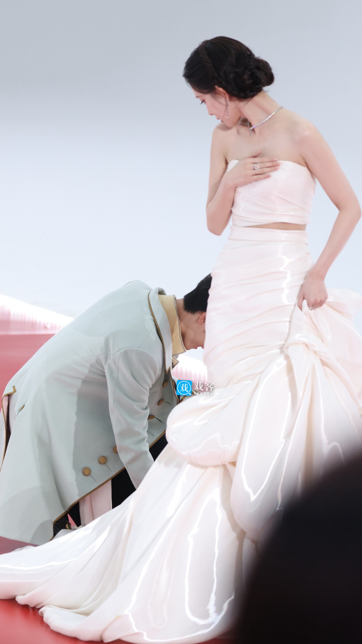 Gái đẹp Cbiz đều ở đây: Triệu Lộ Tư hở bạo so đọ Bạch Lộc, mỹ nữ diện đồ brand Việt 