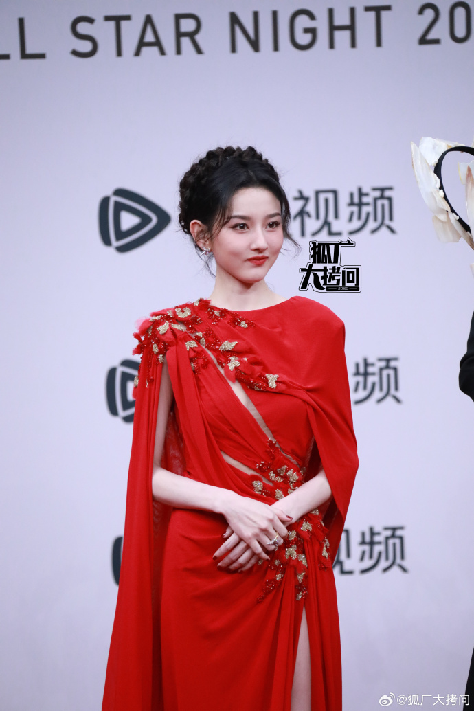 Gái đẹp Cbiz đều ở đây: Triệu Lộ Tư hở bạo so đọ Bạch Lộc, mỹ nữ diện đồ brand Việt 