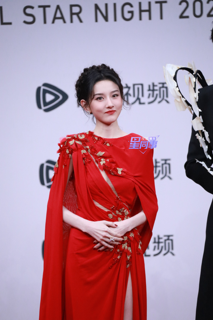 Gái đẹp Cbiz đều ở đây: Triệu Lộ Tư hở bạo so đọ Bạch Lộc, mỹ nữ diện đồ brand Việt 