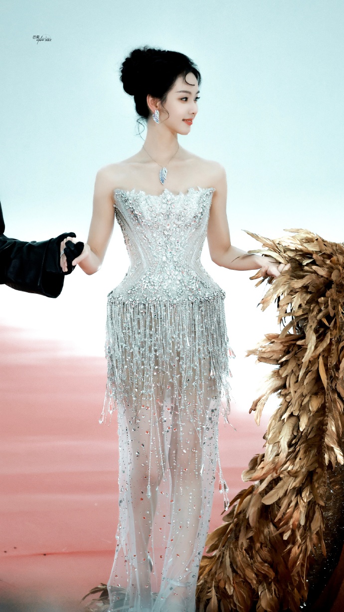 Gái đẹp Cbiz đều ở đây: Triệu Lộ Tư hở bạo so đọ Bạch Lộc, mỹ nữ diện đồ brand Việt 