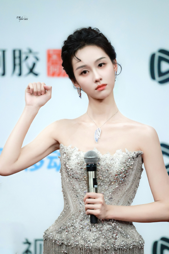 Gái đẹp Cbiz đều ở đây: Triệu Lộ Tư hở bạo so đọ Bạch Lộc, mỹ nữ diện đồ brand Việt 