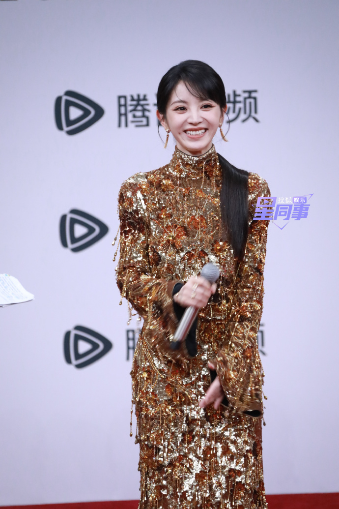 Gái đẹp Cbiz đều ở đây: Triệu Lộ Tư hở bạo so đọ Bạch Lộc, mỹ nữ diện đồ brand Việt 