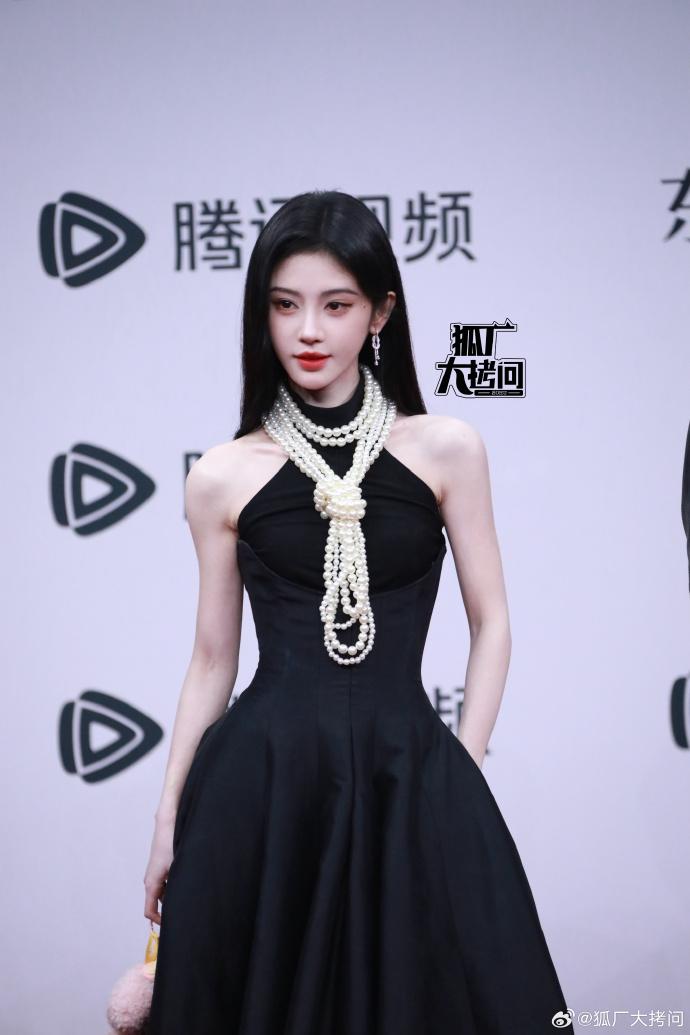 Gái đẹp Cbiz đều ở đây: Triệu Lộ Tư hở bạo so đọ Bạch Lộc, mỹ nữ diện đồ brand Việt 