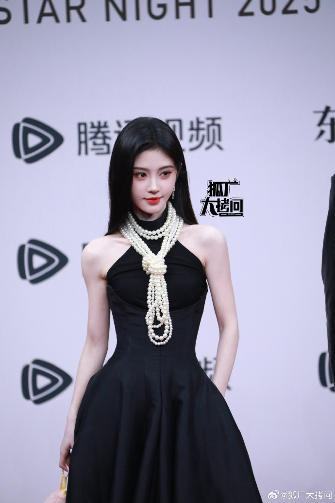 Gái đẹp Cbiz đều ở đây: Triệu Lộ Tư hở bạo so đọ Bạch Lộc, mỹ nữ diện đồ brand Việt 