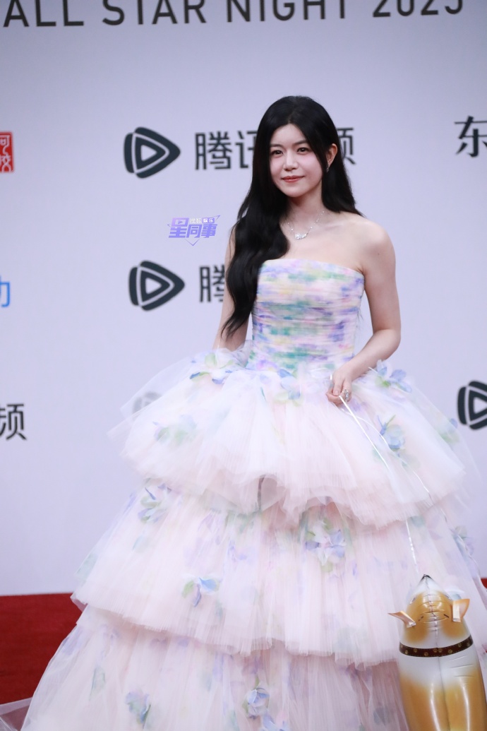 Gái đẹp Cbiz đều ở đây: Triệu Lộ Tư hở bạo so đọ Bạch Lộc, mỹ nữ diện đồ brand Việt 