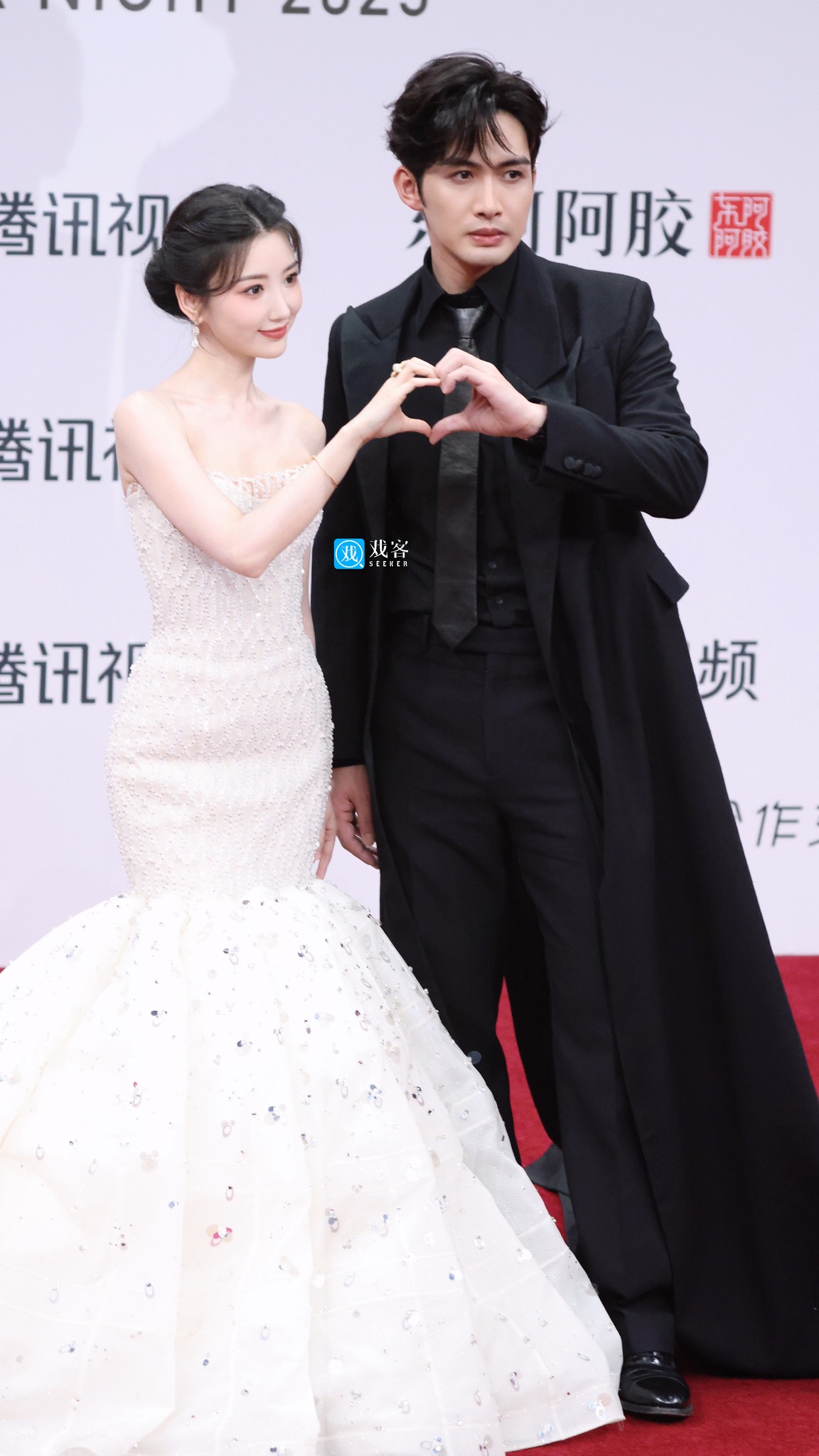 Gái đẹp Cbiz đều ở đây: Triệu Lộ Tư hở bạo so đọ Bạch Lộc, mỹ nữ diện đồ brand Việt 