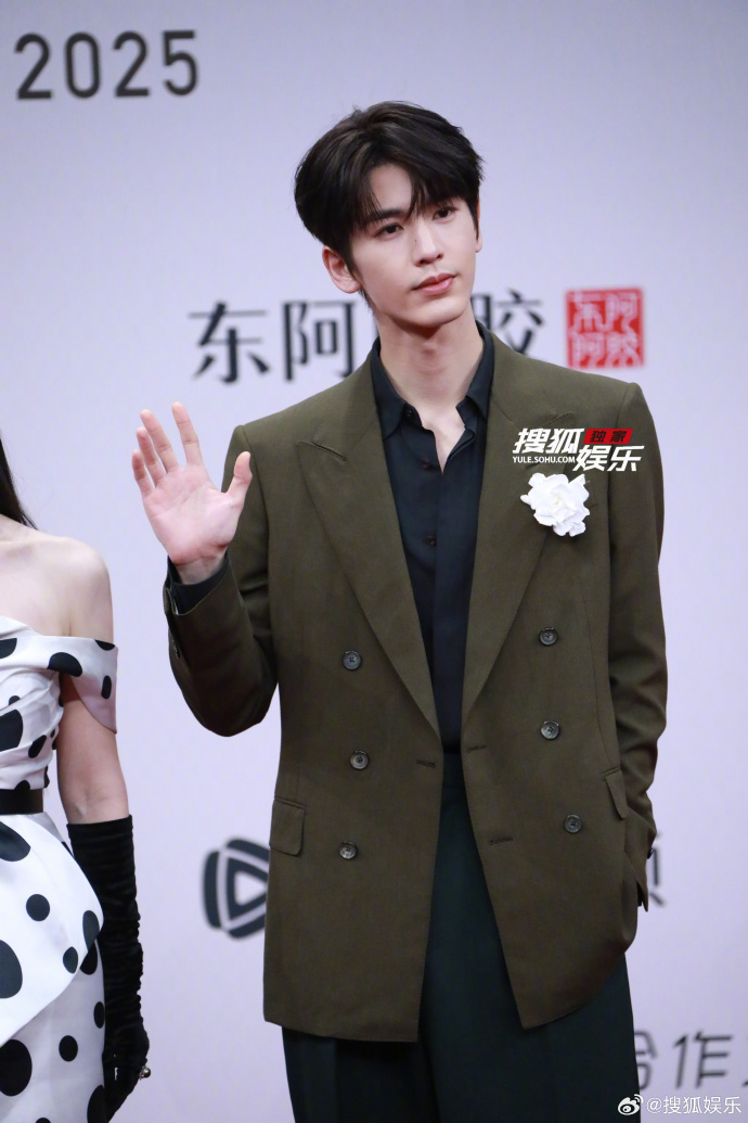 Gái đẹp Cbiz đều ở đây: Triệu Lộ Tư hở bạo so đọ Bạch Lộc, mỹ nữ diện đồ brand Việt 