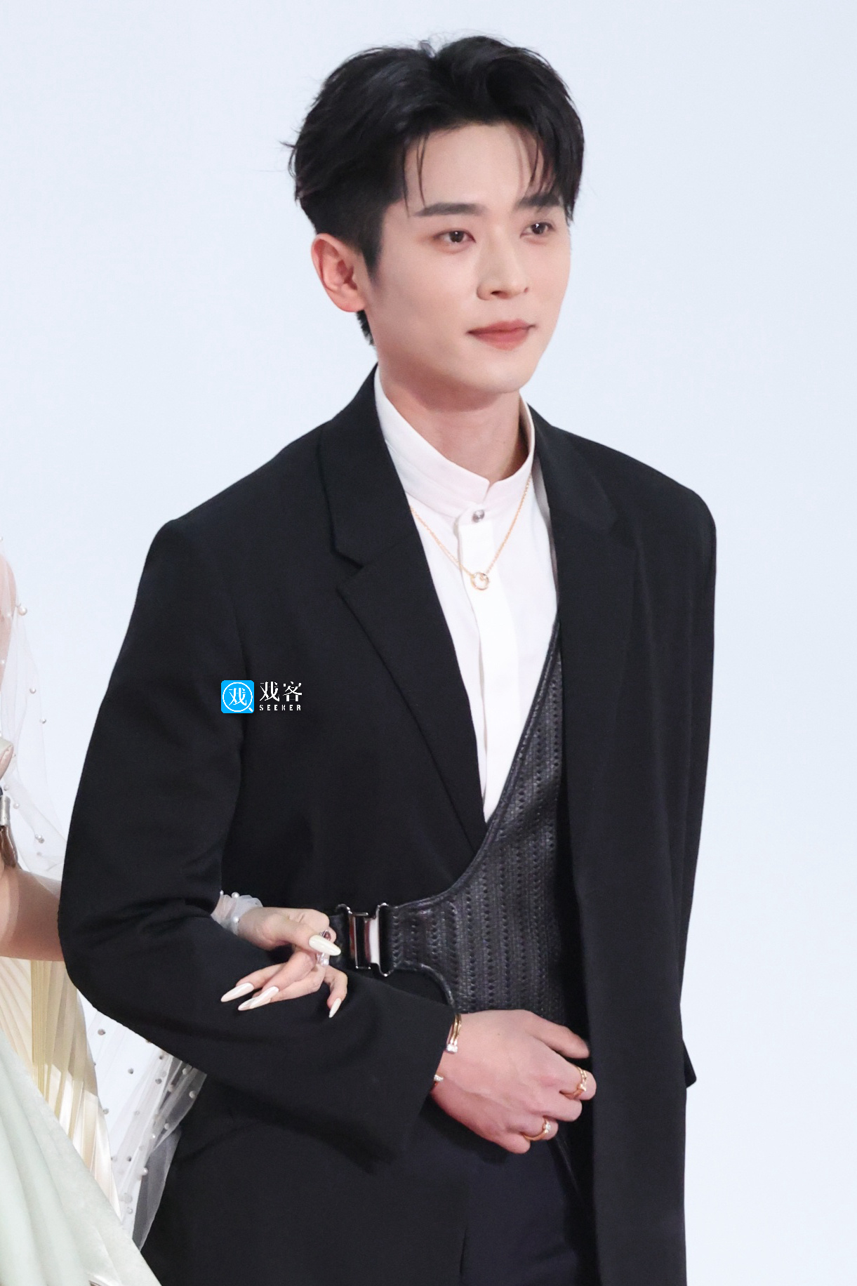 Gái đẹp Cbiz đều ở đây: Triệu Lộ Tư hở bạo so đọ Bạch Lộc, mỹ nữ diện đồ brand Việt 