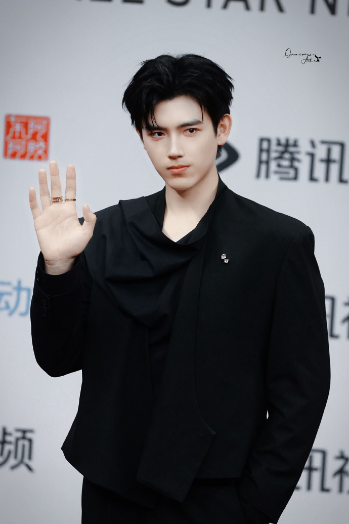 Gái đẹp Cbiz đều ở đây: Triệu Lộ Tư hở bạo so đọ Bạch Lộc, mỹ nữ diện đồ brand Việt 