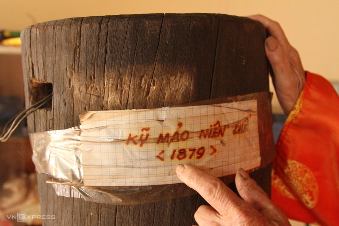 Bốn chữ Hán Kỷ Mão Niên Chế được dịch sang tiếng Việt, đánh dấu năm chiếc mõ được chế tác. Ảnh: Thảo Vy