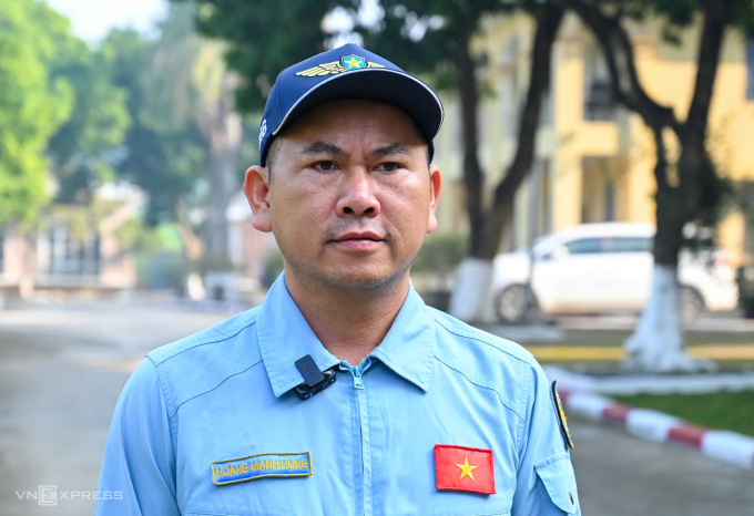 Thượng tá phi công Hoàng Mạnh Hùng hơn 20 năm kinh nghiệm điều khiển trực thăng. Ảnh: Giang Huy
