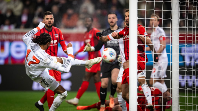 Michael Olise tung người dứt điểm vào lưới trống. Ảnh: FC Bayern