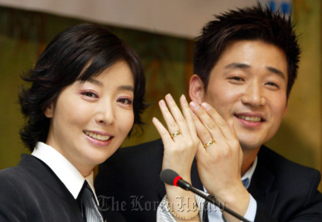 Cặp đôi diễn viên ly hôn bỗng tái hợp ở nơi không ngờ sau 10 năm, đàng gái sượng người thấy chồng cũ âu yếm người khác- Ảnh 3. Cặp đôi diễn viên ly hôn bỗng tái hợp ở nơi không ngờ sau 10 năm, đàng gái sượng người thấy chồng cũ âu yếm người khác- Ảnh 3.