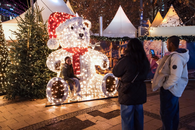 Một góc khu chợ Giáng sinh ở quảng trường Breitscheid tại thủ đô Berlin, Đức ngày 1/12. Ảnh: AFP