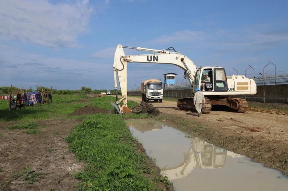 Đội Công binh Việt Nam đào rãnh nước giúp thoát lũ mùa mưa tại khu vực Abyei. Ảnh: Đội Công binh số 3. Ảnh chụp màn hình_20-12-2025_142121_plo.vn.jpeg