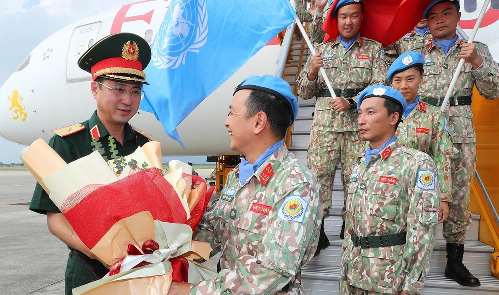 Thiếu tướng Phạm Mạnh Thắng đón Đội Công binh số 2 hoàn thành nhiệm vụ trở về nước. Ảnh: Cục GGHBVN. tham-gia-gghb-lien-hop-quoc-trach-nhiem-quoc-te-va-dau-an-bo-doi-cu-ho.png