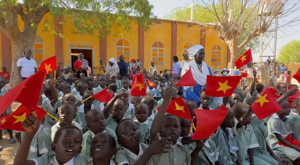 Niềm vui của trẻ em Abyei khi nhận quà từ những Bộ đội Cụ Hồ của Việt Nam. tham-gia-gghb-lien-hop-quoc-trach-nhiem-quoc-te-va-dau-an-bo-doi-cu-ho-00.jpg