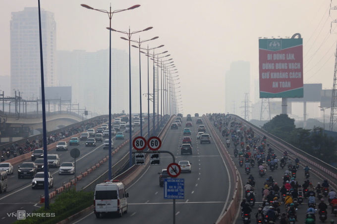 TP HCM mù mịt sương, sáng 17/12. Ảnh: Quỳnh Trần