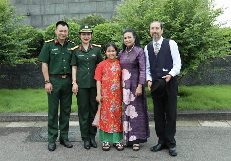 Vợ trẻ Thiếu tá của NSND Tự Long: “Chồng luôn chiều tôi vô điều kiện” - 7