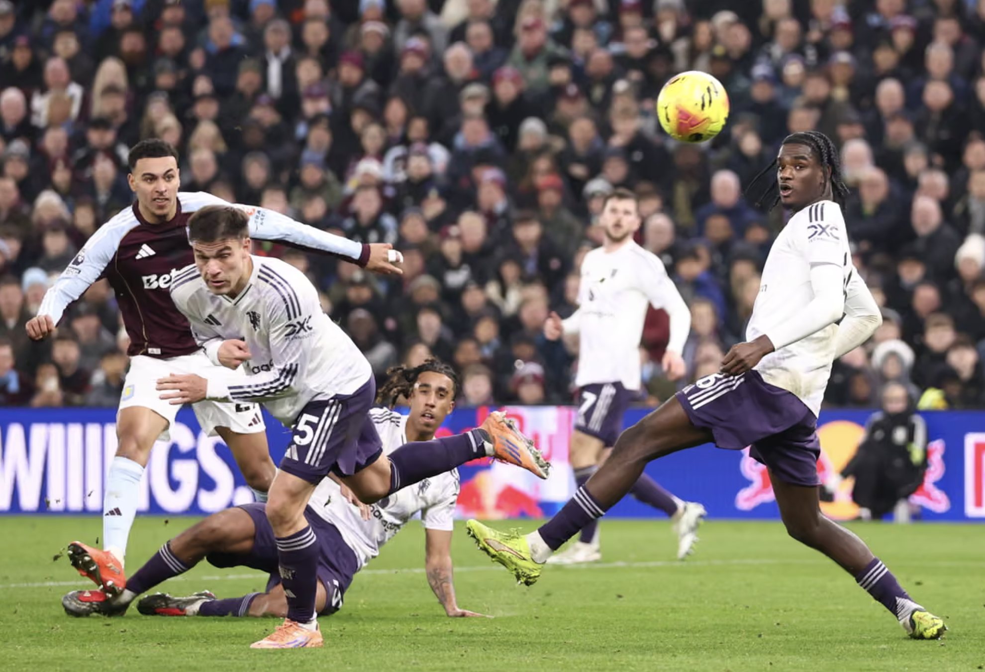 Man United gục ngã ở Villa Park, hụt hơi cuộc đua vô địch - Ảnh 2.