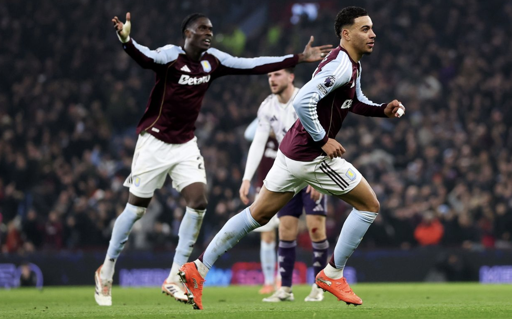 Man United gục ngã ở Villa Park, hụt hơi cuộc đua vô địch - Ảnh 4.