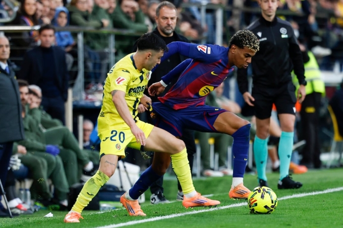 Yamal bị hậu vệ Villareal ngăn cản trong một pha đi bóng. Ảnh: AS 