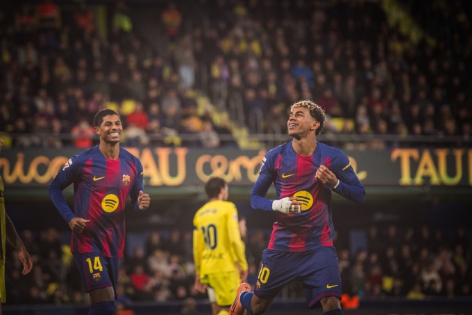 Yamal (phải) mừng bàn ấn định tỷ số 2-0 cho Barca trên sân La Ceramica của Villarreal ngày 21/12. Ảnh: FC Barcelona