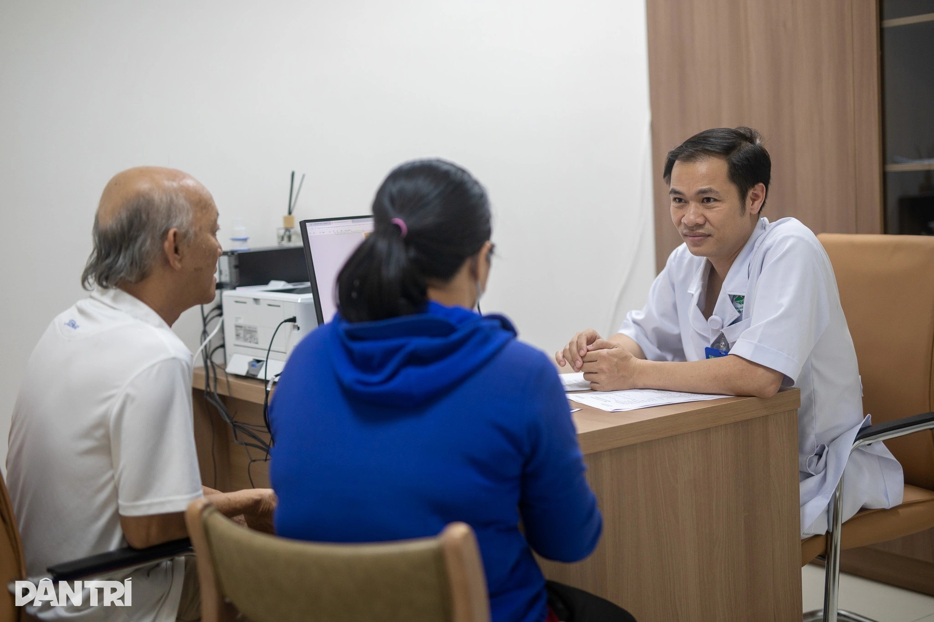 Xuyên đêm ghép gan, bác sĩ quân y giành lại sự sống cho bệnh nhân - 2