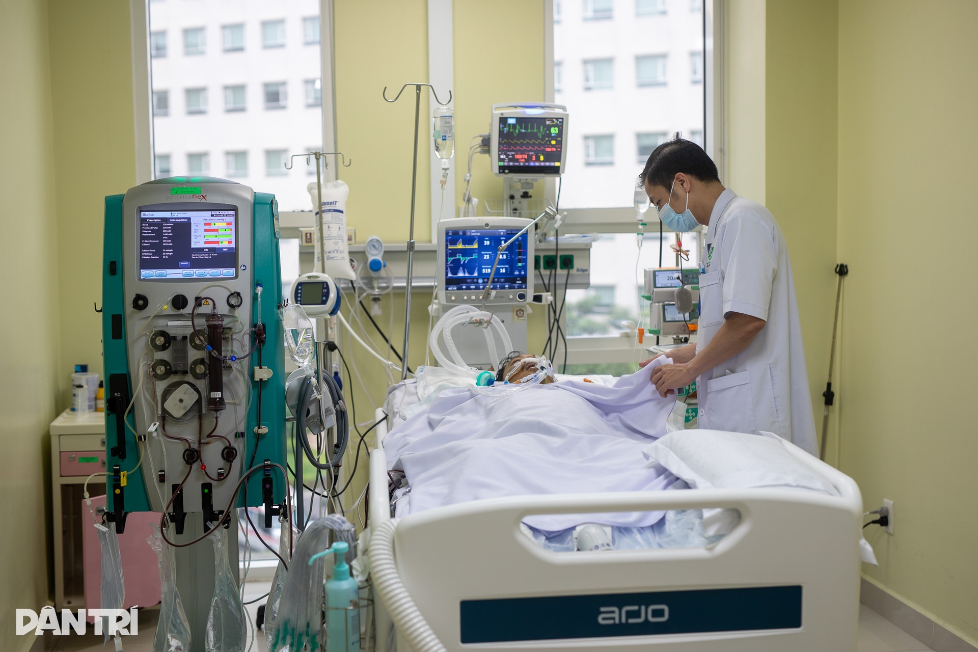 Xuyên đêm ghép gan, bác sĩ quân y giành lại sự sống cho bệnh nhân - 7