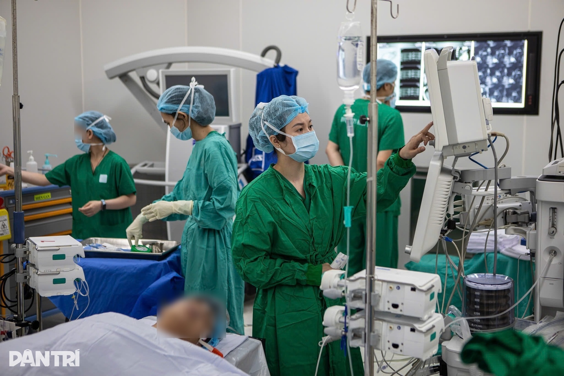 Xuyên đêm ghép gan, bác sĩ quân y giành lại sự sống cho bệnh nhân - 11