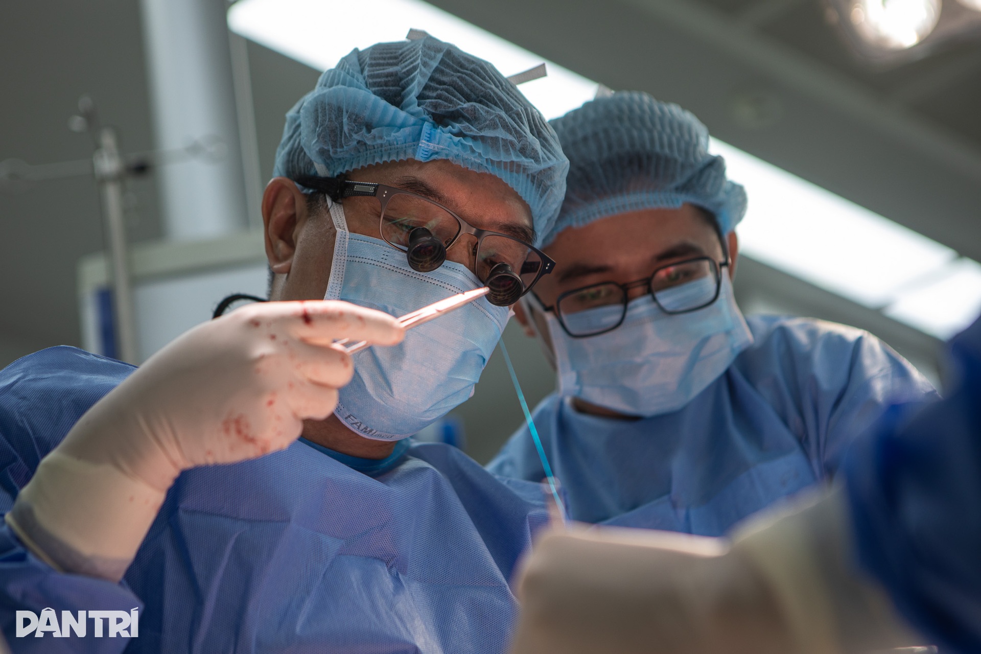 Xuyên đêm ghép gan, bác sĩ quân y giành lại sự sống cho bệnh nhân - 13