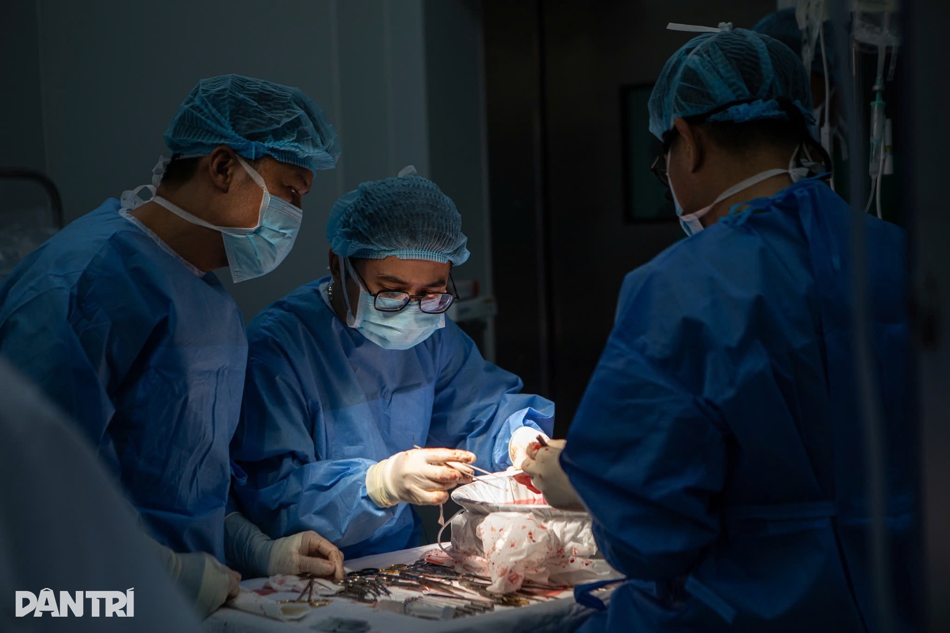 Xuyên đêm ghép gan, bác sĩ quân y giành lại sự sống cho bệnh nhân - 14