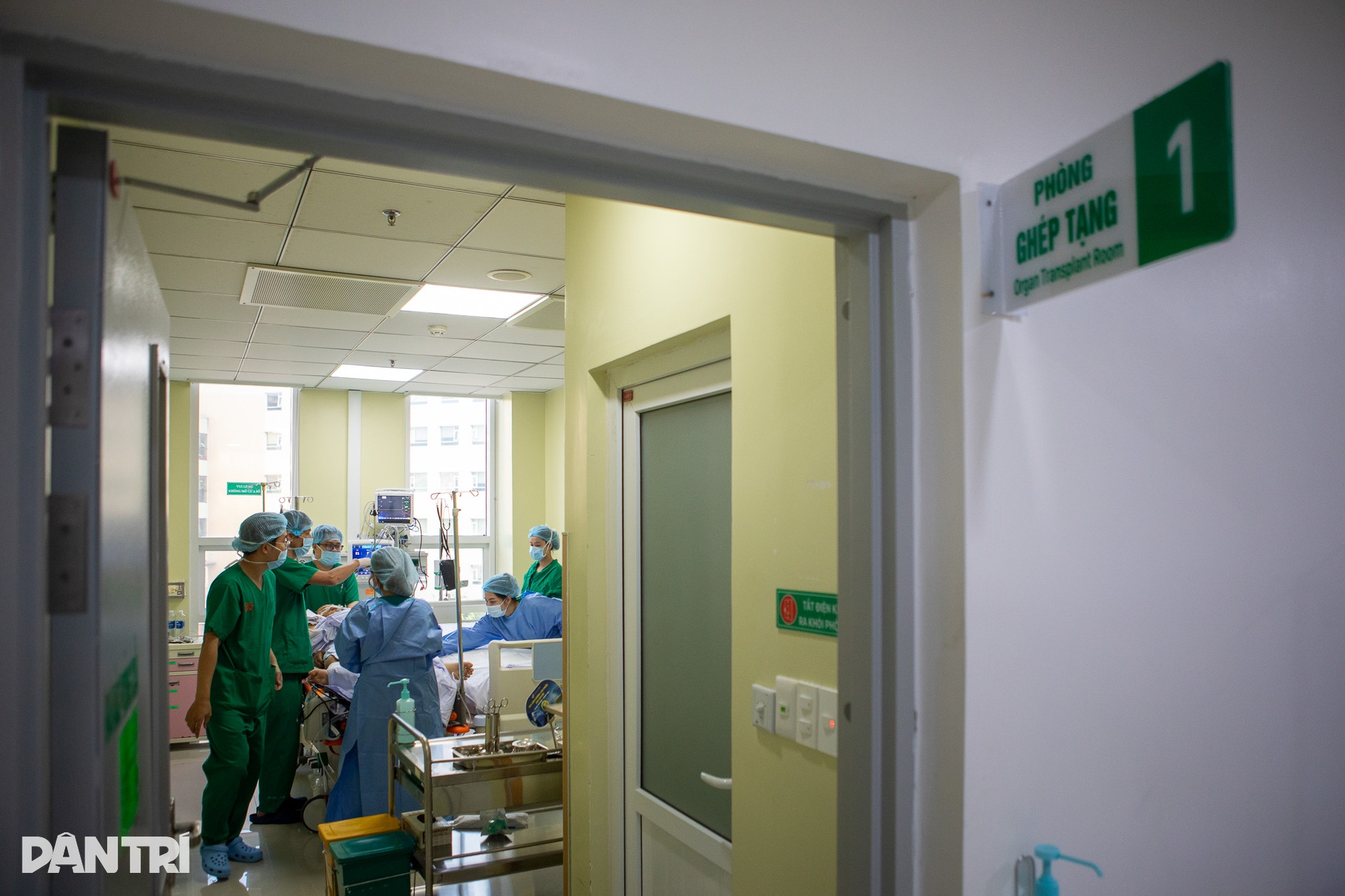 Xuyên đêm ghép gan, bác sĩ quân y giành lại sự sống cho bệnh nhân - 19