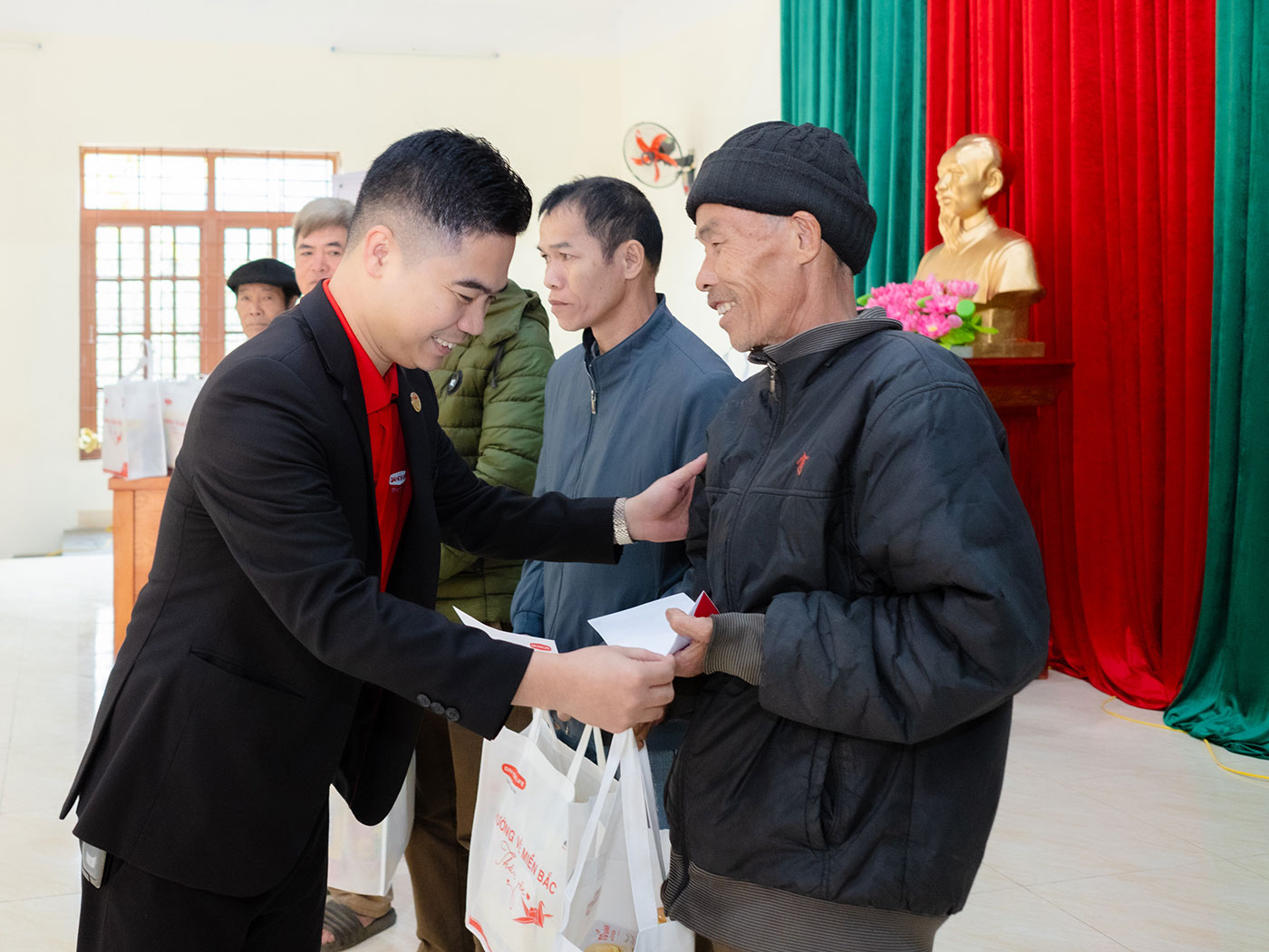 Dai-ichi Life Việt Nam hỗ trợ 3.8 tỉ đồng giúp cuộc sống người dân sau thiên tai- Ảnh 2.