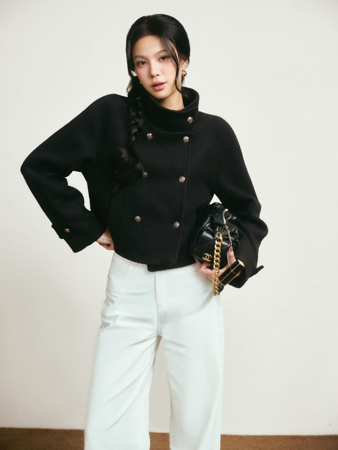 Áo khoác dáng ngắn là món đồ linh hoạt, dễ biến hóa nhất mùa- Ảnh 11.