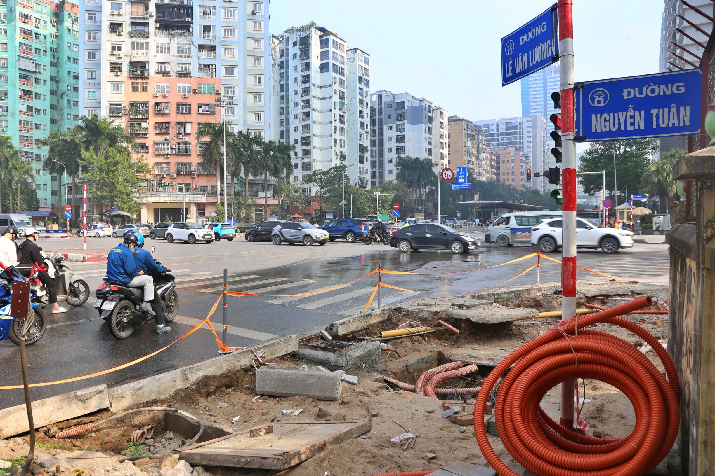 Hà Nội chặt hạ cây xanh, 'xén' vỉa hè để giảm ùn tắc - Ảnh 3.