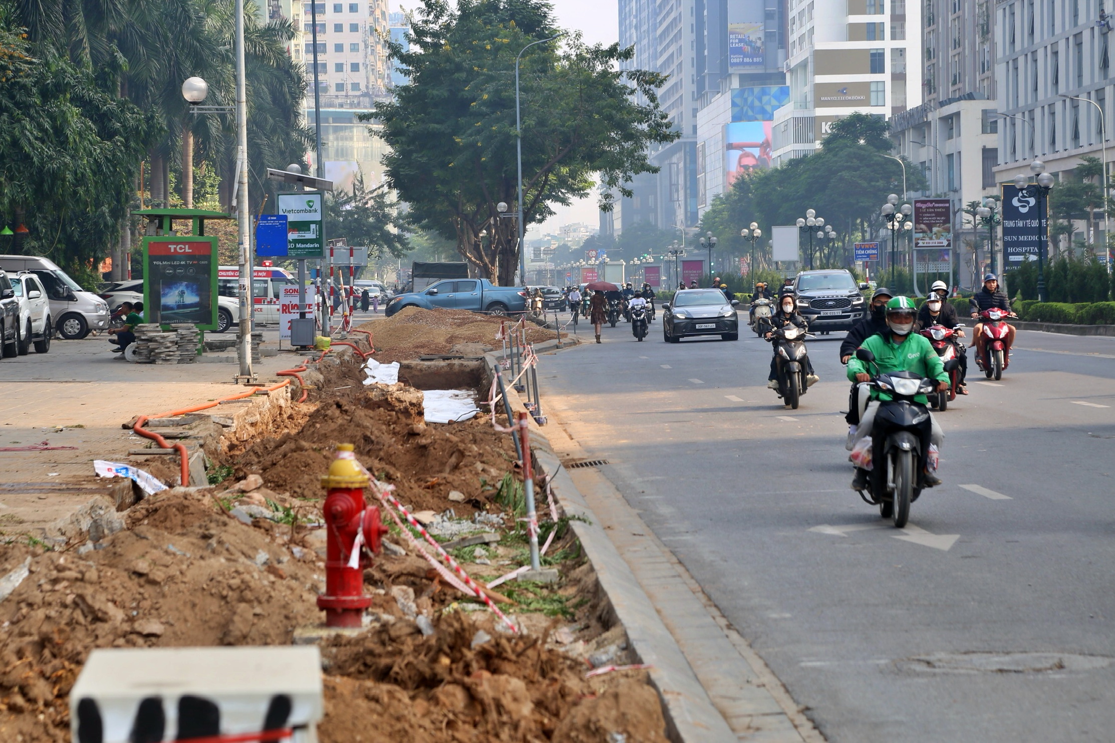 Hà Nội chặt hạ cây xanh, 'xén' vỉa hè để giảm ùn tắc - Ảnh 7.